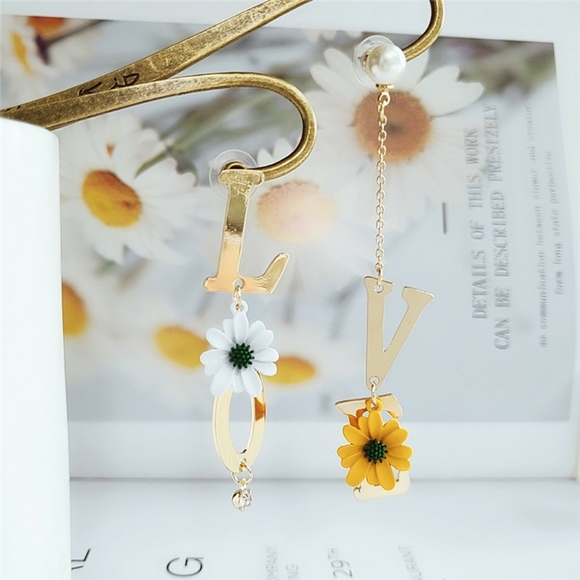 LOVE ASYMMETRIC EARRINGS - Picture 2 of 4